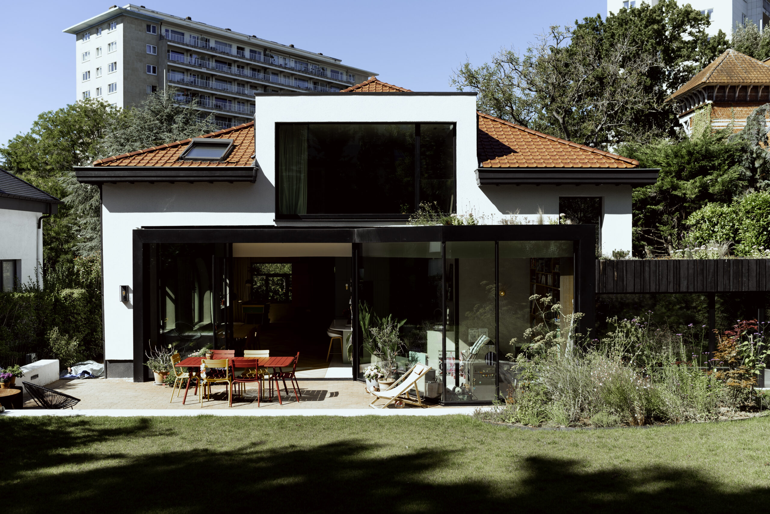 Installation de châssis en aluminium et bois par Home Perspective pour une maison contemporaine en Belgique.