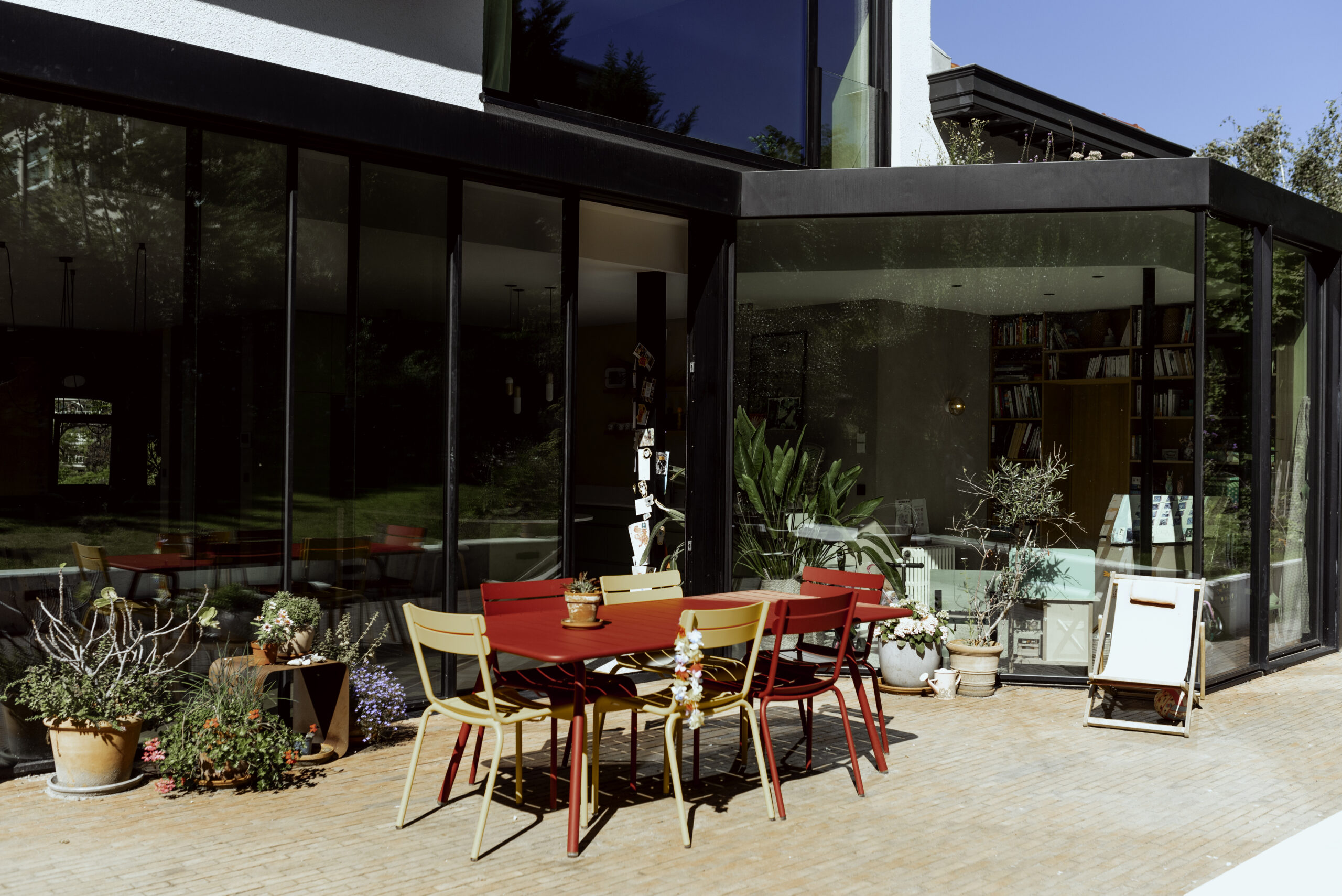 Installation de châssis sur mesure en aluminium et bois par Home Perspective dans une maison contemporaine en Belgique.